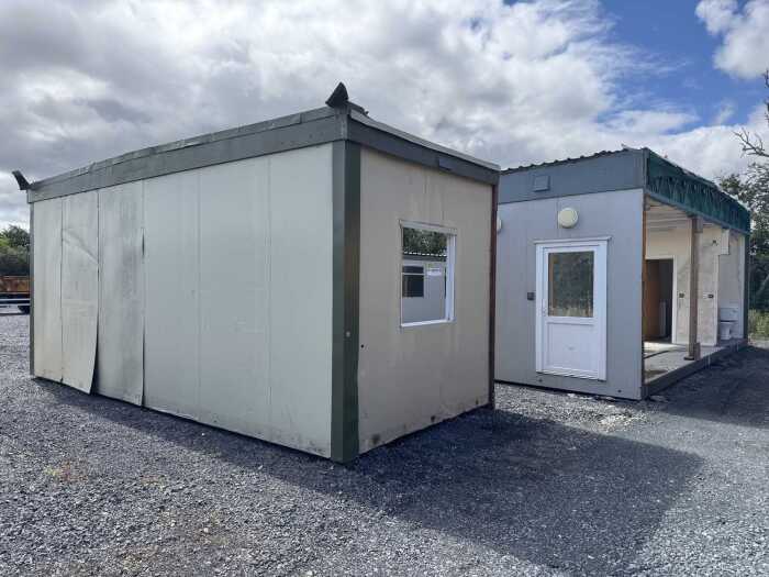 UNRESERVED 2 x Modular Unit Sections (30 x 10 & 24 x 10)