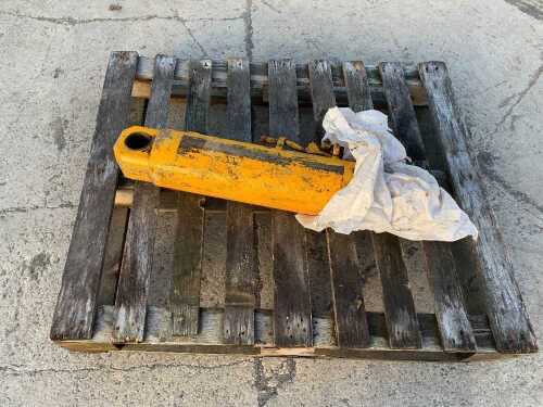 UNRESERVED Tilt Ram To Suit JCB 540-170