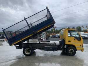 UNRESERVED 2006 Isuzu NPR Caged Tipper - 6