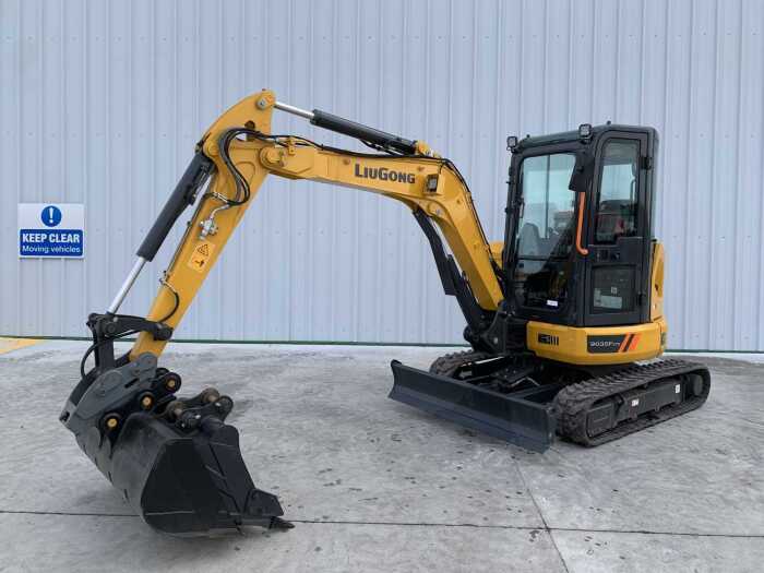 UNRESERVED 2026 Liugong 9035FZTS Zero Tail Excavator c/w 3 x Buckets
