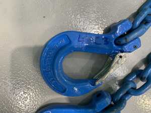 4' Chain c/w 2 x Hooks - 2