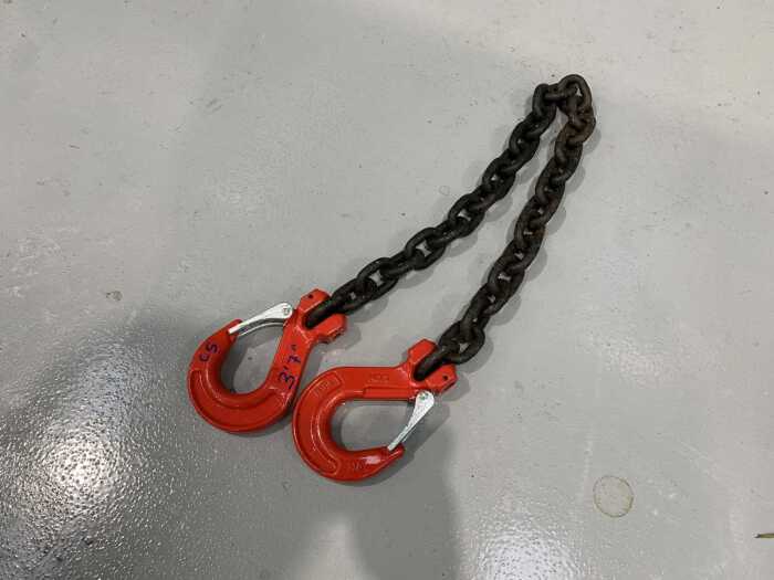 3'7' Chain c/w 2 x Hooks