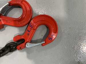 3'7' Chain c/w 2 x Hooks - 2