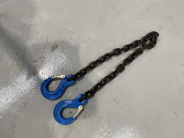 3'8' Chain c/w 2 x Hooks