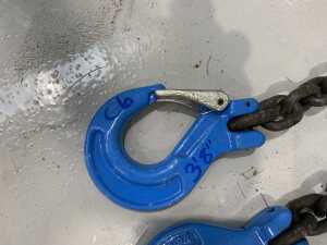 3'8' Chain c/w 2 x Hooks - 2