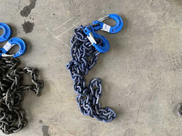 10'' 7" Chain c/w 2 Hooks