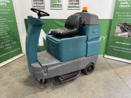 UNRESERVED 2006 Tennant T7 Ride On Scrubber Dyer